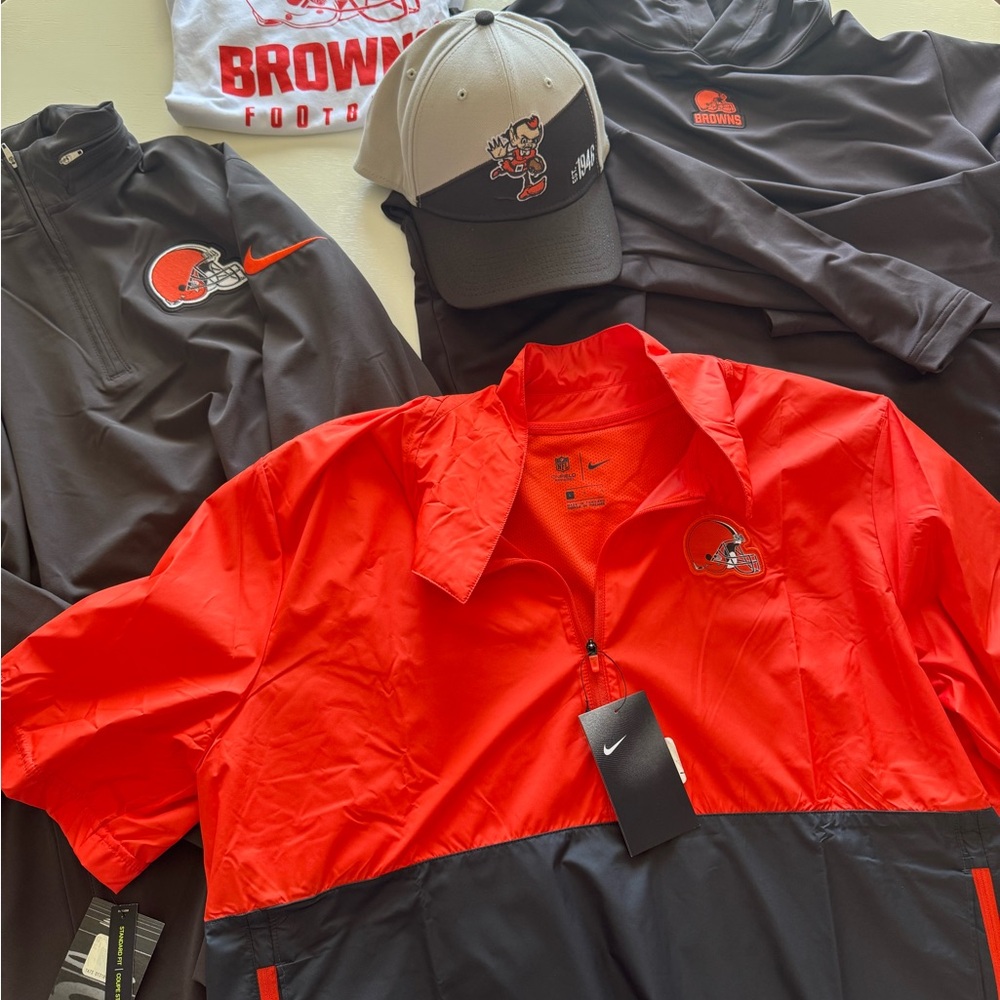 Nike Men's Red and Black Sports Apparel Set